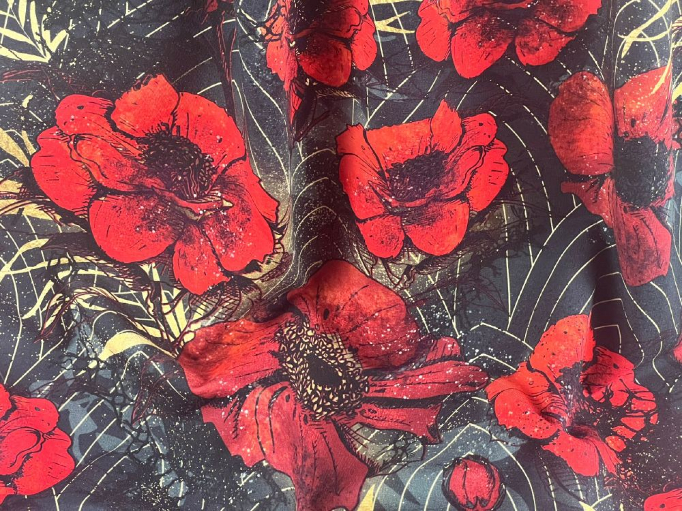 French Terry Stoff rote Mohnblumen auf schwarz mit gold
